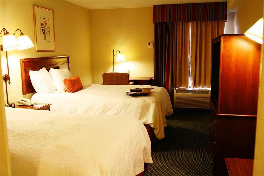 Hampton Inn Atlanta-North Druid Hills Стая снимка