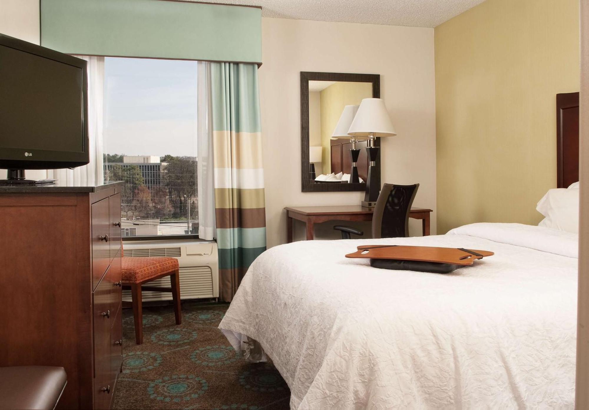 Hampton Inn Atlanta-North Druid Hills Екстериор снимка
